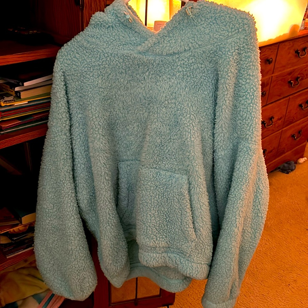 Long sleeve baby blue hoodie with pockets